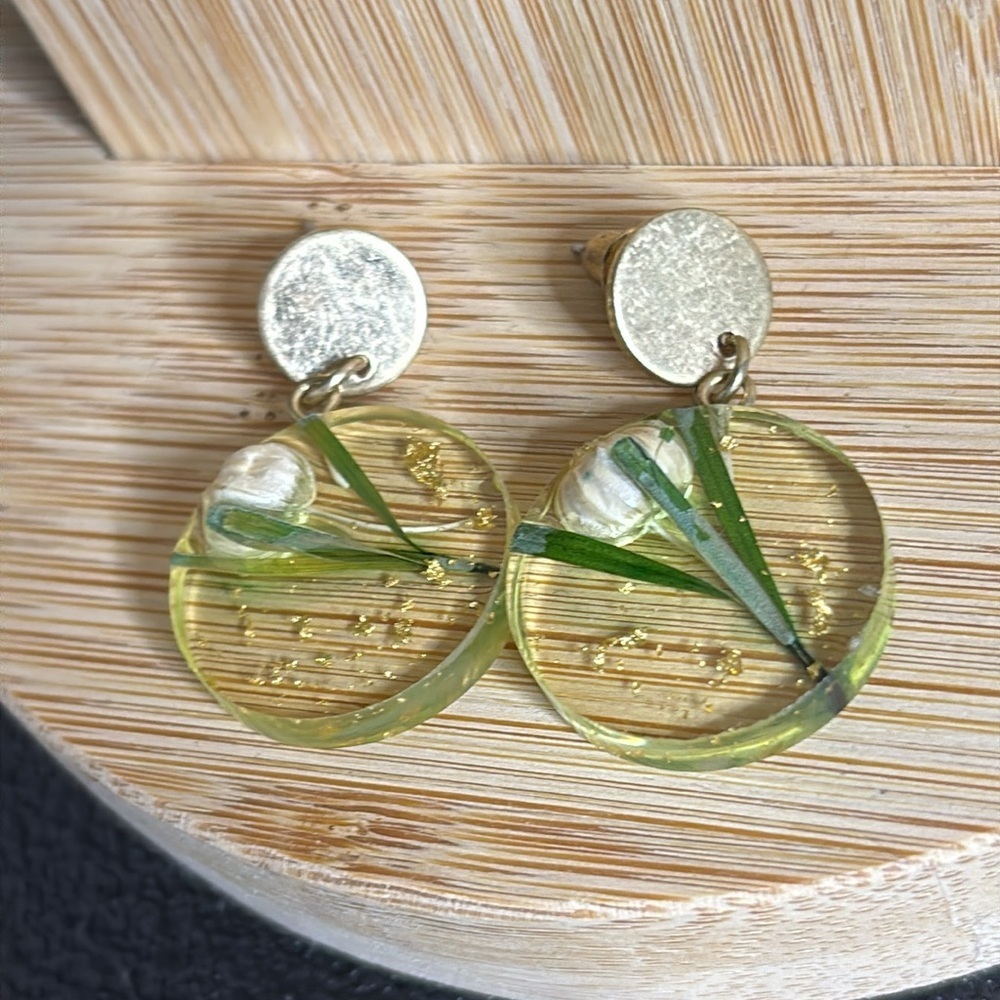 Pressed On Flower Floral Resin Gold Tome Dangle Earrings Retro Prairie
